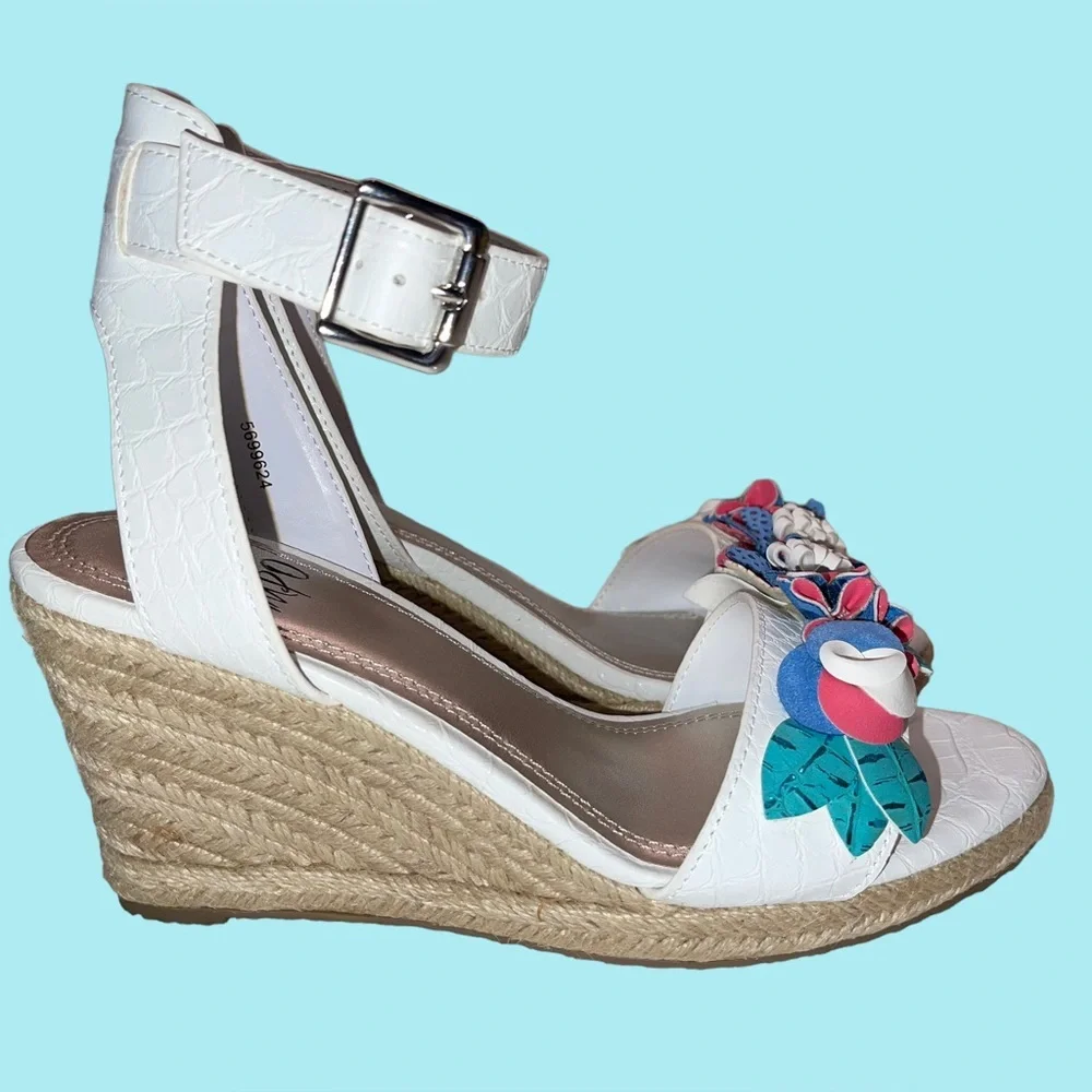 Impo- white / blue / teal Wedges - size 6.5M - NIB NWT